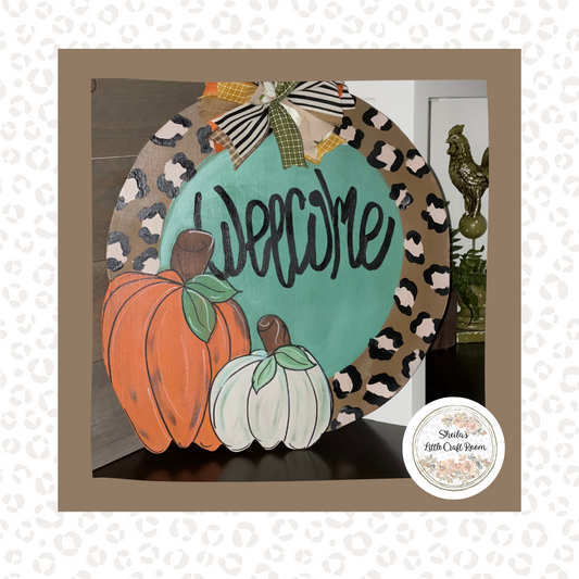 Round Welcome with 2 pumpkins and Leopard Boarder